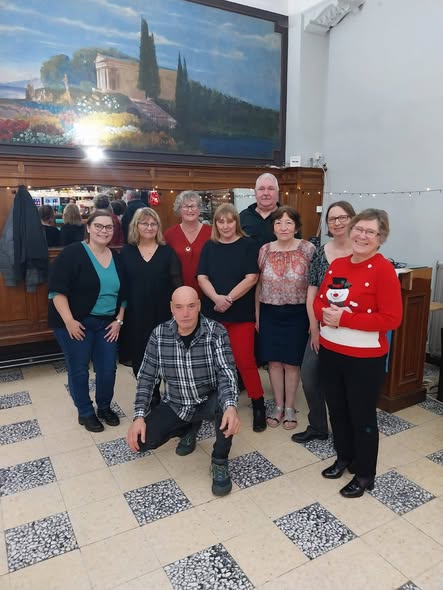 Des membres de Danser avec Cristo réunis pour une photo de groupe